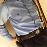 警察官の帯革は左が警棒で右が拳銃と決まっている